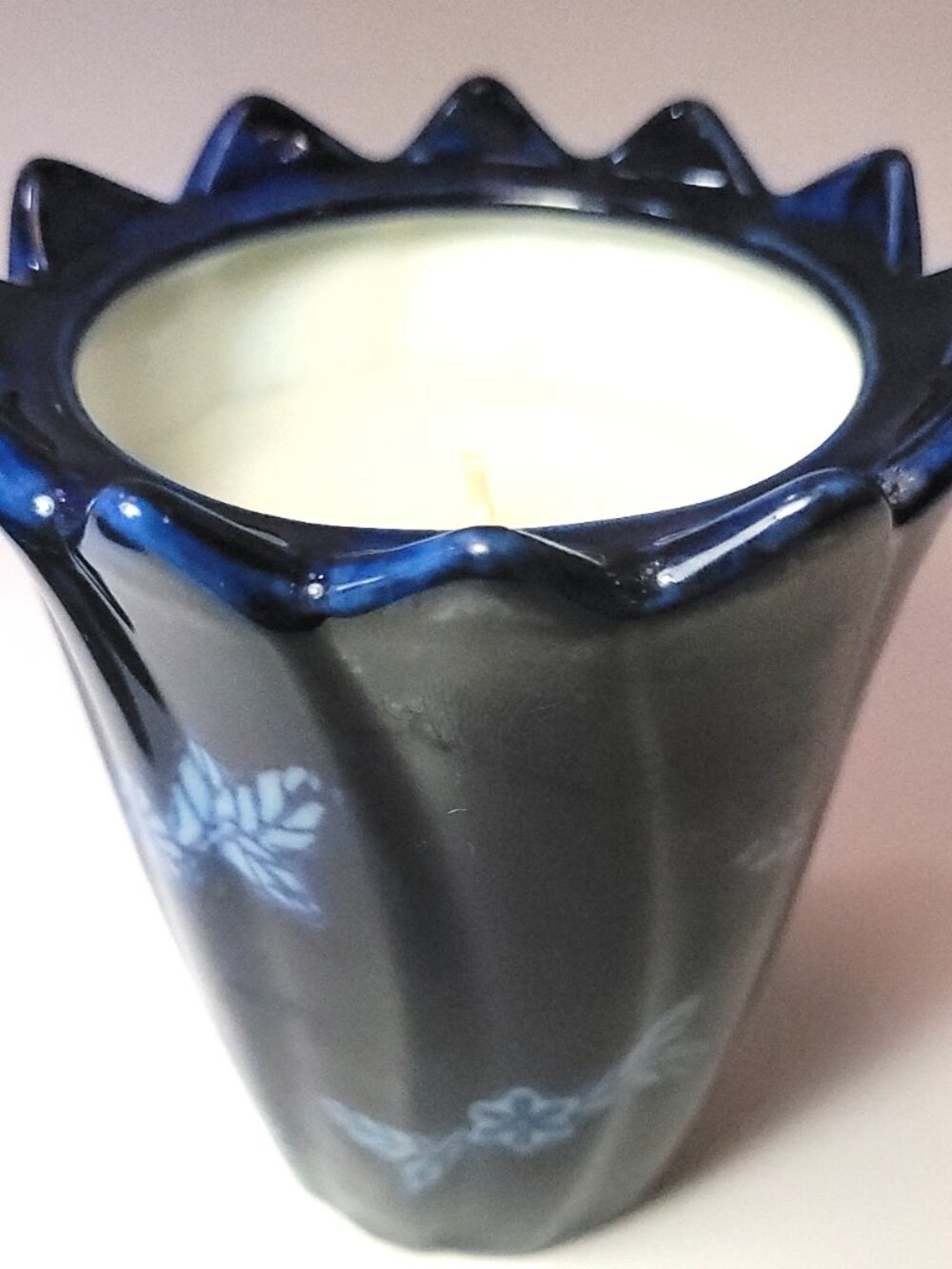 1996 The Bombay Company Cobalt Blue White Scalloped Ceramic Floral Candle 4.25"